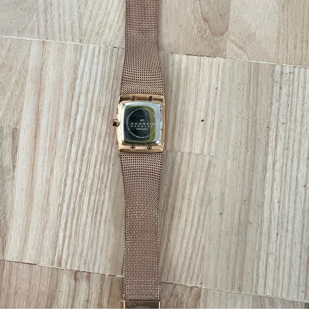 Skagen Denmark ladies rectangular rose gold tone dress watch NEW BATTERY